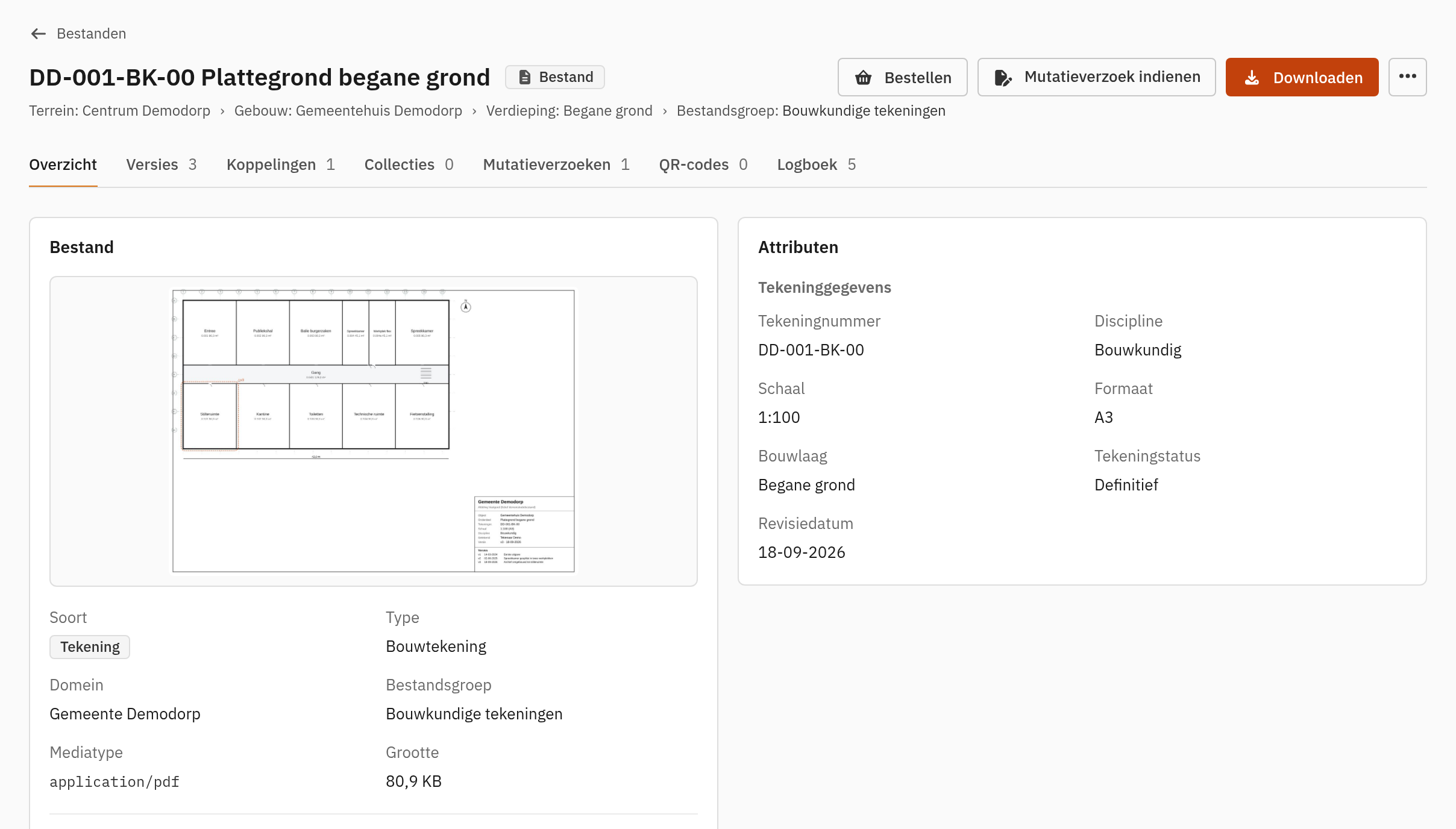 Detailpagina van een bouwkundige plattegrond met voorbeeldweergave en titelblok met versie v3, locatiepad, tekeningnummer, discipline, schaal, formaat en tekeningstatus.