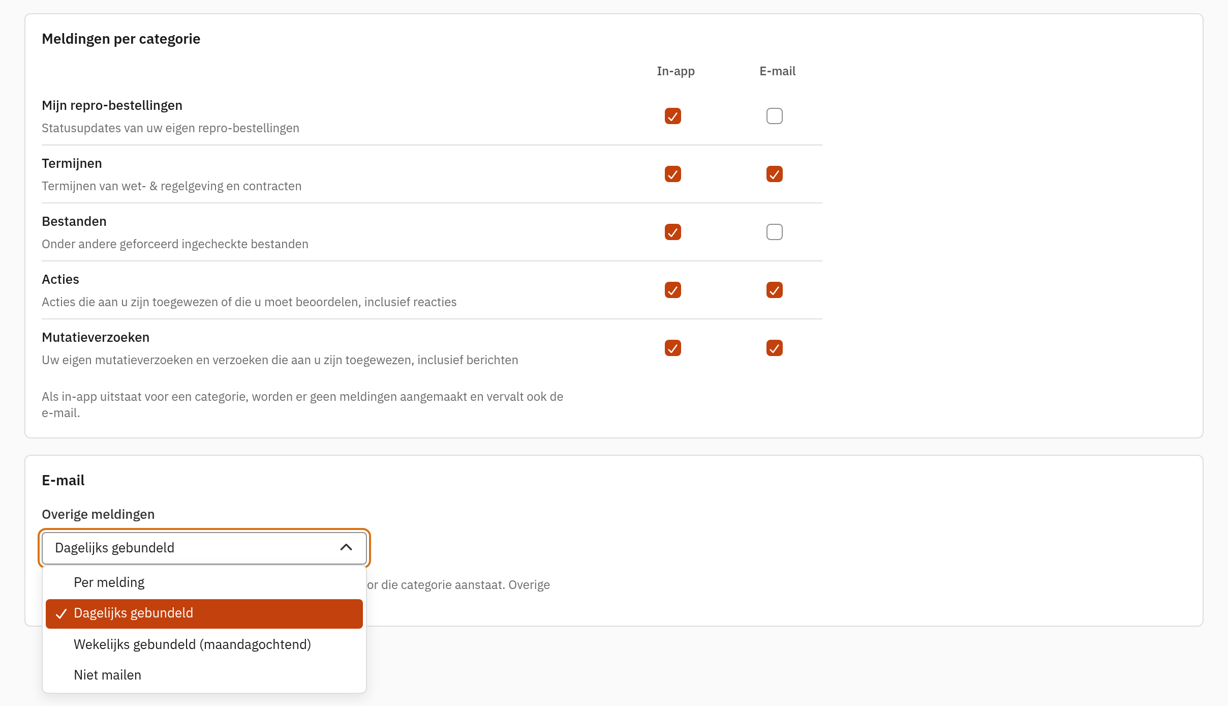 Instellingen voor meldingen per categorie met vinkjes voor in-app en e-mail, en een open keuzemenu met per melding, dagelijks gebundeld, wekelijks gebundeld en niet mailen.